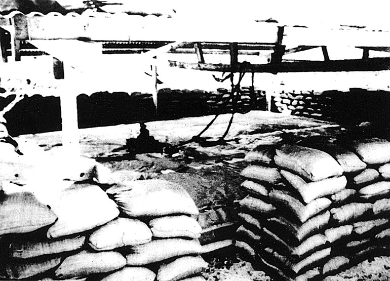 Kho lương thực trên đảo Hoàng Sa (1951).