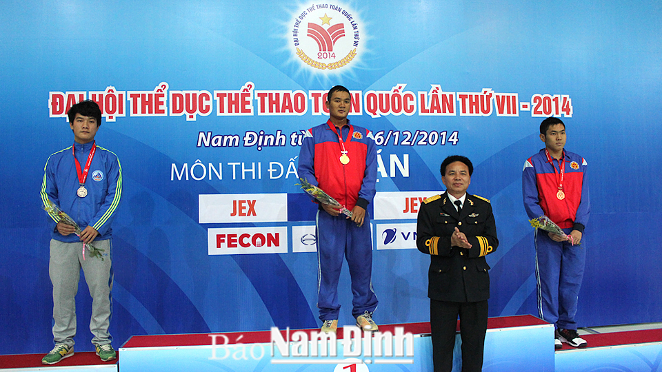 Vận động viên Lê Quý Đôn (đoàn Quân Đội) phá kỷ lục quốc gia và giành HCV môn Lặn nội dung 800m khí tài nam.  Ảnh: Thành Trung