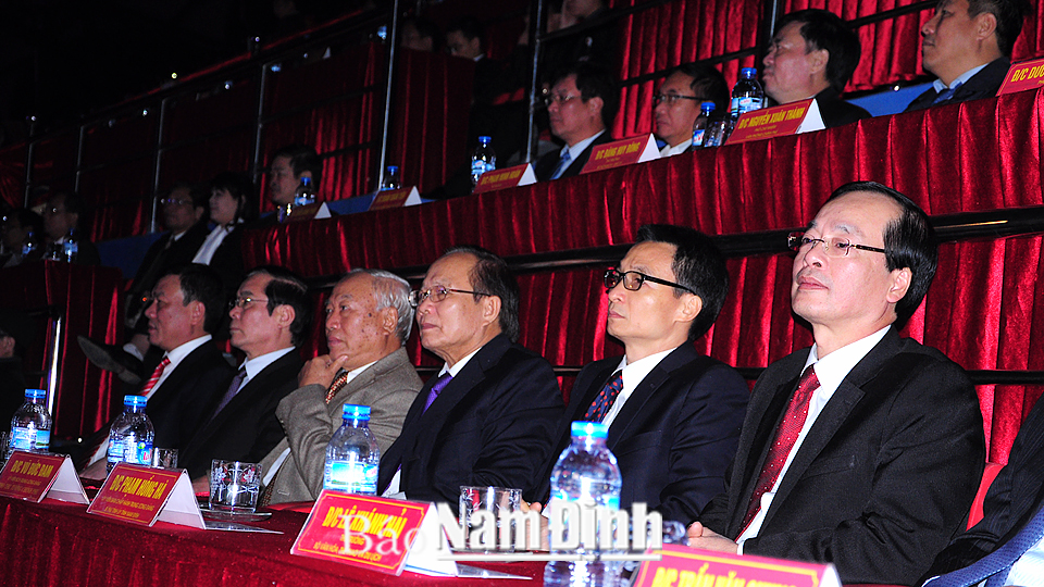 Các đồng chí lãnh đạo, nguyên lãnh đạo Đảng, Nhà nước và lãnh đạo tỉnh Nam Định trong Lễ khai mạc Đại hội.