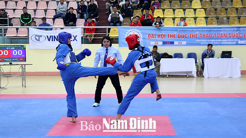Trận chung kết môn Vovinam nội dung đối kháng hạng 60kg nữ giữa đội Hà Nội (giáp đỏ) và đội Thanh Hóa (giáp xanh). Ảnh: Văn Huỳnh