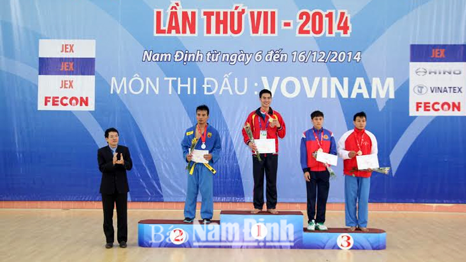 Các VĐV giành huy chương môn Vovinam nội dung đối kháng hạng 75kg nam.  Ảnh: Văn Huỳnh