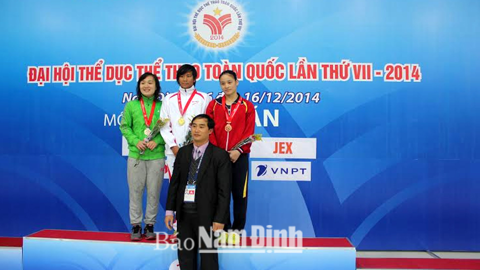 VĐV Phạm Như Quỳnh (áo trắng) của tỉnh ta đã xuất sắc phá kỷ lục Quốc gia với thành tích 49 giây 28 (kỷ lục cũ là 49 giây 48) và giành HCV cự ly 100m chân vịt đôi nữ môn Lặn. Ảnh: Thành Trung