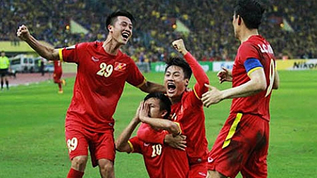  Niềm vui của các cầu thủ Việt Nam sau khi Văn Quyết khi bàn thắng thứ hai vào lưới đội bạn. (ảnh: Thể Thao Văn Hóa) 