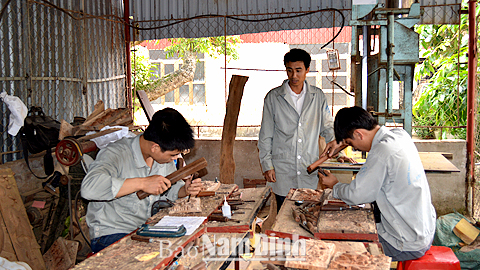 Giờ thực hành của học sinh Trường Trung cấp Nghề Kỹ thuật công nghiệp Nam Định. 