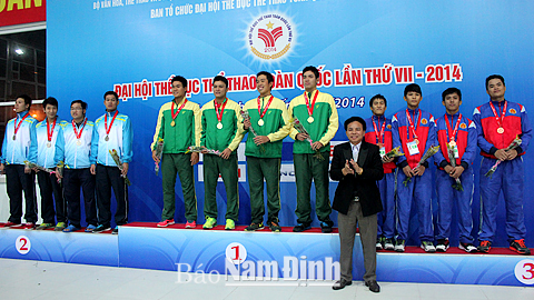 Các VĐV đoàn Thành phố Hồ Chí Minh (đứng giữa, áo vàng xanh) xuất sắc giành HCV nội dung 4x100m vòi hơi chân vịt nam, môn Lặn. Ảnh: Thành Trung 