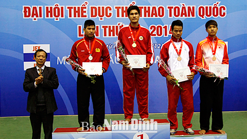 VĐV Nguyễn Duy Tuyến (Thanh Hóa) đoạt HCV ở nội dung thi đấu đối kháng nam hạng 80kg môn Pencak Silat. Ảnh: Viết Dư