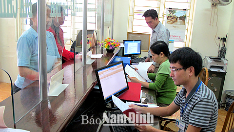 Cán bộ Tư pháp phường Nguyễn Du giải quyết các thủ tục hành chính phục vụ nhân dân.