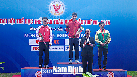VĐV Dương Văn Thái (Nam Định) xuất sắc phá kỷ lục quốc gia và đoạt HCV nội dung chạy 800m nam môn Điền kinh. Ảnh: Đức Toàn