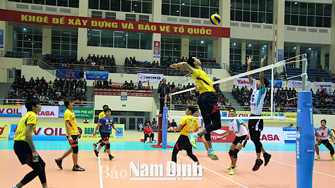 Trận đấu giữa đội bóng chuyền nam Thành phố Hồ Chí Minh (áo vàng) với đội Ninh Bình. Ảnh Đức Thiện