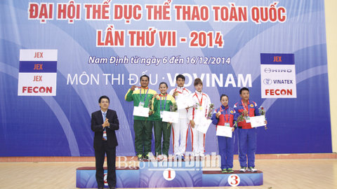 2 VĐV đoàn Nam Định (trang phục trắng) giành HCV nội dung quyền tự vệ nữ, môn Vovinam.