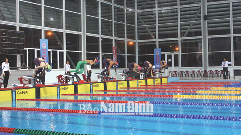 VĐV Phạm Như Quỳnh ở đường bơi số 4 phá kỷ lục quốc gia và giành HCV nội dung 50m chân vịt đôi nữ, môn Lặn.