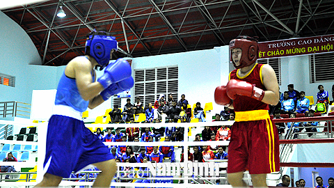 Trận thi đấu môn Boxing giữa võ sĩ Lê Thị Hiền (áo xanh) đội Thanh Hoá với võ sĩ Sầm Thuý Kiều (áo đỏ) đoàn Sơn La.            Ảnh: Xuân Thu