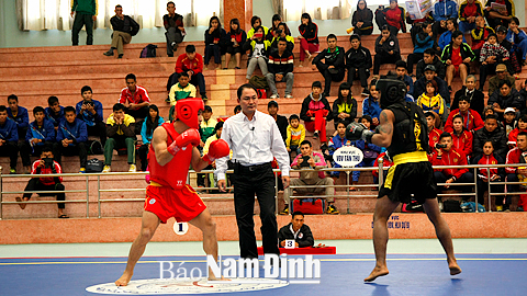 VĐV Đinh Văn Hương (Giáp đen), Quảng Ngãi giành quyền vào chơi trận chung kết hạng cân 48kg nam, môn Wushu Ảnh: Viết Dư