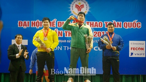 VĐV Nguyễn Minh Quang (TP Hồ Chí Minh) xuất sắc giành 3 HCV ở cả 3 nội dung cử giật, cử đẩy và tổng cử, hạng 105kg, môn Cử tạ. Ảnh: Thanh Tuấn