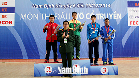 Các VĐV giành huy chương nội dung đối kháng hạng 48kg nam, môn Võ cổ truyền. Ảnh: Văn Huỳnh