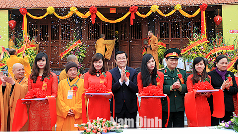 Chủ tịch nước Trương Tấn Sang và các đại biểu cắt băng khánh thành chùa Phật tích Trúc Lâm Bản Giốc. Ảnh : Nguyễn Khang - TTXVN