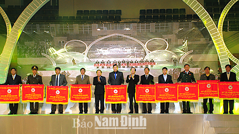 Các đồng chí: Bộ trưởng Bộ VH, TT và DL Hoàng Tuấn Anh; Bí thư Tỉnh ủy Phạm Hồng Hà trao Cờ cho 10 đoàn thể thao đạt thành tích cao tại Đại hội TDTT toàn quốc lần thứ VII-2014.