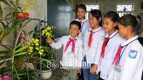 Học sinh Trường Tiểu học Hải Châu (Hải Hậu) trang trí góc cây xanh trong lớp, nâng cao ý thức bảo vệ môi trường.