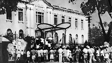 Ngày 19/8/1945, nhân dân giành chính quyền tại Bắc Bộ phủ (Hà Nội).