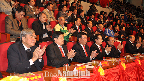 Các đồng chí lãnh đạo tỉnh và các đại biểu tham dự Lễ bế mạc.