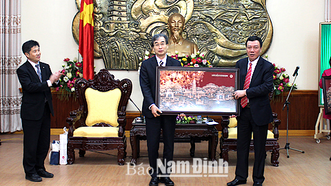 Đồng chí Đoàn Hồng Phong, Phó Bí thư Tỉnh uỷ, Chủ tịch UBND tỉnh tặng quà lưu niệm cho đoàn công tác.