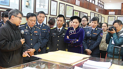 Cán bộ, chiến sĩ, nhân dân tỉnh Cao Bằng tham quan triển lãm.