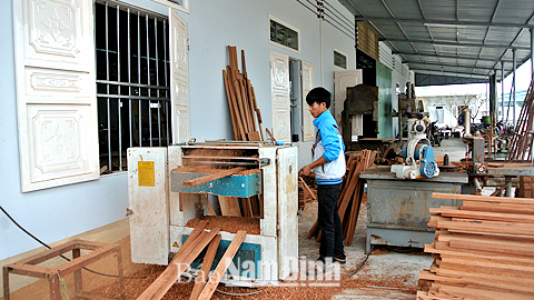 Hoàn thiện các chi tiết sản phẩm thiết bị trường học tại Cty TNHH Thuận Thành ở CCN An Xá (TP Nam Định).