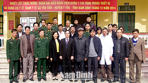 Đồng chí Nguyễn Khắc Hưng, Phó Bí thư Thường trực Tỉnh ủy chụp ảnh lưu niệm cùng Ban Giám đốc Bệnh viện Quân y 103.