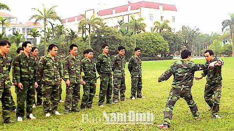Đại đội trinh sát (Bộ CHQS tỉnh) luyện tập võ thuật, nâng cao khả năng SSCĐ.