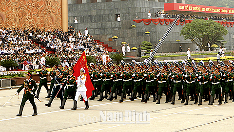 Khối danh dự 3 quân chủng của Quân đội nhân dân Việt Nam trong Lễ diễu binh, diễu hành chào mừng Đại lễ 1000 năm Thăng Long - Hà Nội. Ảnh: Đức Tám - TTXVN
