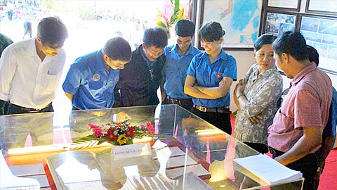 Người dân Phú Quốc xem tư liệu về Hoàng Sa, Trường Sa. - See more at: http://www.sggp.org.vn/chinhtri/2014/12/370753/#sthash.SPMH4kLR.dpuf