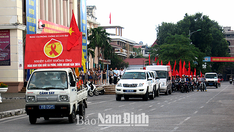 Diễu hành hưởng ứng Tháng hành động quốc gia phòng, chống HIV/AIDS năm 2014 tại Thành phố Nam Định.