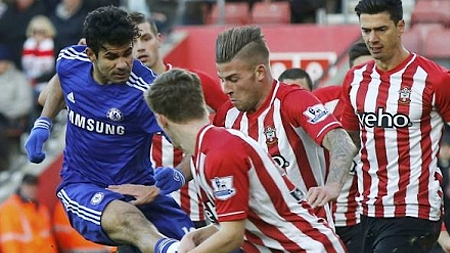  Costa (áo xanh) và các đồng đội đã không thể chiến thắng được Southampton. (Ảnh: Reuters). 