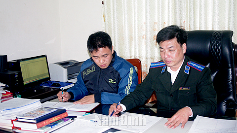 Cán bộ, chấp hành viên Chi cục THADS huyện Xuân Trường xác minh, phân loại án trong quá trình tổ chức thi hành án. 