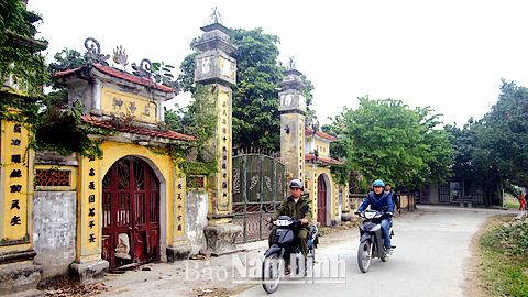 Đình làng thôn Nhuộng là một trong những di tích lịch sử - văn hóa của xã Yên Trung. 