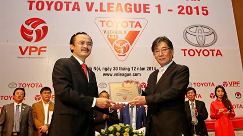 Ông Võ Quốc Thắng, Chủ tịch VPF tặng kỷ niệm chương cho nhà tài trợ Toyota. Ảnh: Internet
