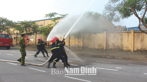 Lực lượng Cảnh sát PCCC Công an tỉnh diễn tập xử lý các tình huống chữa cháy ở KCN Hòa Xá (TP Nam Định).  Ảnh: Thu Thuỷ