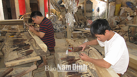 Thợ trẻ làng nghề điêu khắc gỗ truyền thống Trà Đông, Trà Đoài của xã Xuân Phương (Xuân Trường).