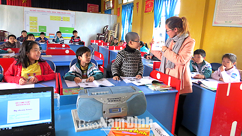 Trường Tiểu học Thị trấn Gôi (Vụ Bản) được đánh giá là đơn vị thực hiện tốt công tác KĐCLGD (Trong ảnh: Cô và trò nhà trường trong giờ học Ngoại ngữ).