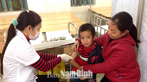 Tiêm vắc xin Sởi - Rubella cho học sinh Trường Tiểu học Hoàng Nam (Nghĩa Hưng).