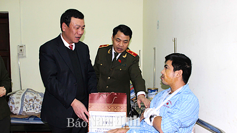 Đồng chí Đoàn Hồng Phong, Phó Bí thư Tỉnh ủy, Chủ tịch UBND tỉnh thăm, tặng quà Thiếu úy Trần Trung Huân, Đội Cảnh sát điều tra tội phạm về kinh tế - ma túy (Công an huyện Vụ Bản) bị thương trong khi làm nhiệm vụ.