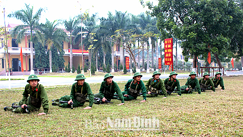 Luyện tập động tác cơ bản trong chiến đấu cho học viên sĩ quan dự bị khóa VI tại Trường Quân sự tỉnh.