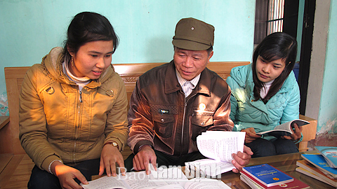 Hội CCB huyện Mỹ Lộc phối hợp với Phòng Tư pháp chuẩn bị nội dung tuyên truyền pháp luật cho hội viên CCB và nhân dân. 