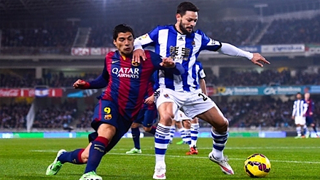  Tiền đạo Luis Suarez (bên trái) đã không thể giúp Barcelona tránh được thất bại trước Real Sociedad. (Ảnh: Getty Images). 