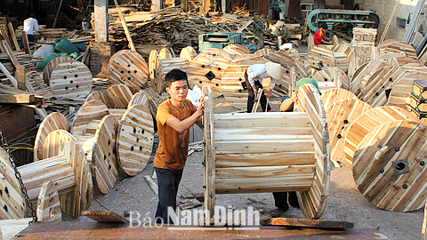 Sản xuất các sản phẩm lô cuốn cáp điện tại Cty TNHH một thành viên Xây dựng và Thương mại Nam Ngọc, thôn Thông Khê, xã Cộng Hòa.