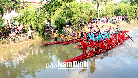 Bơi chải trong Lễ hội chùa Cổ Lễ năm 2014.