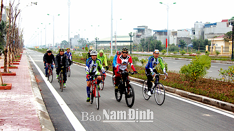 Các thành viên của CLB mô tô - xe đạp thể thao Thành phố Nam Định trong một buổi tập luyện.