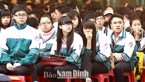 Học sinh THPT Thành phố Nam Định trong một chương trình tư vấn mùa thi năm 2014.