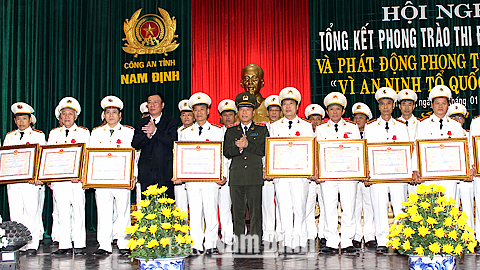 Đồng chí Đoàn Hồng Phong, Phó Bí thư Tỉnh ủy, Chủ tịch UBND tỉnh và Thượng tướng Trần Việt Tân, Thứ trưởng Bộ Công an trao Huân chương Bảo vệ Tổ quốc hạng Ba cho 25 cá nhân có thành tích xuất sắc.