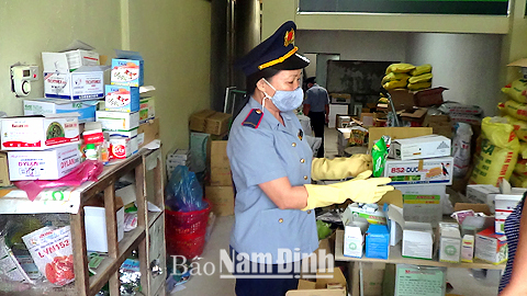 Thanh tra Sở NN và PTNT kiểm tra một cơ sở kinh doanh thuốc bảo vệ thực vật tại  huyện Hải Hậu.